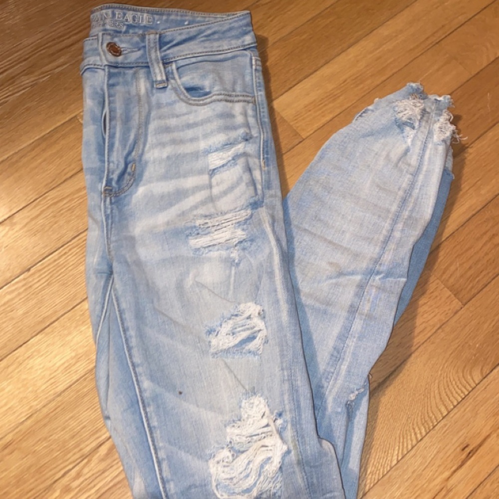AmericanEagle Skinny Lightwash ripped jeans size 4